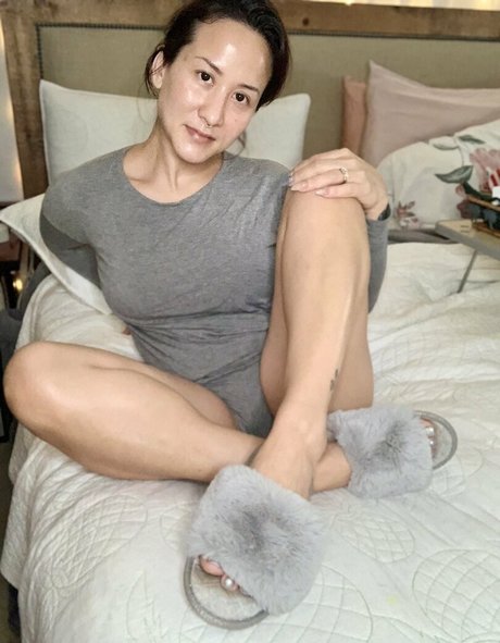 Kim_kisses_foot_goddess