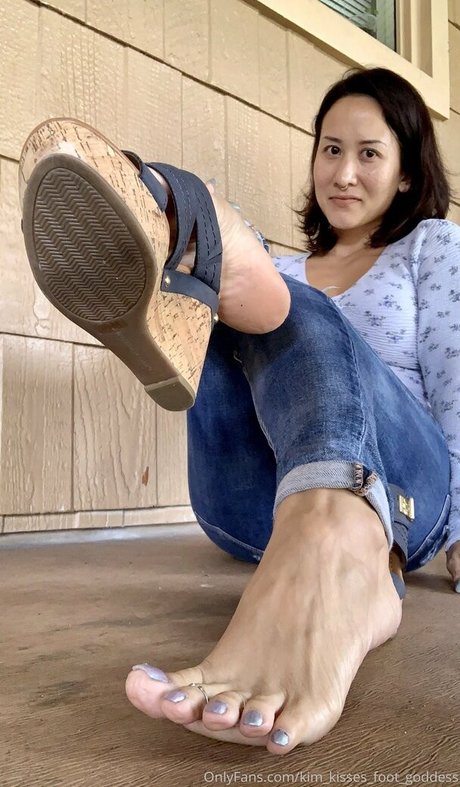 Kim_kisses_foot_goddess