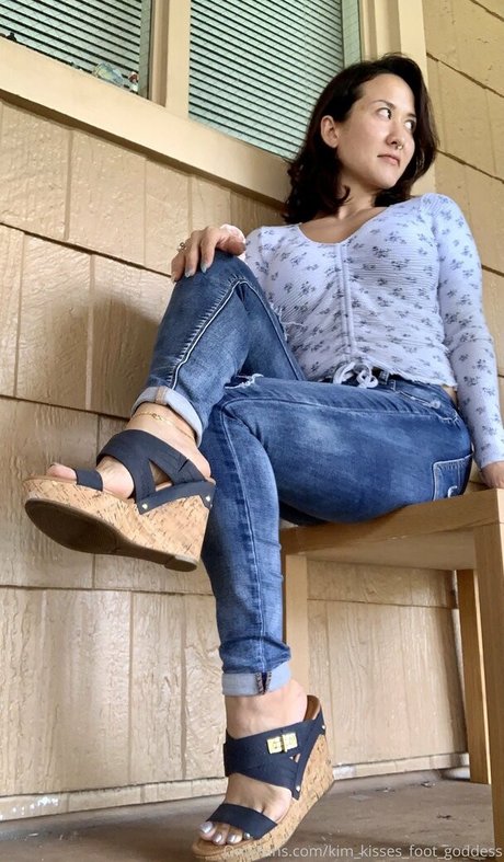 Kim_kisses_foot_goddess