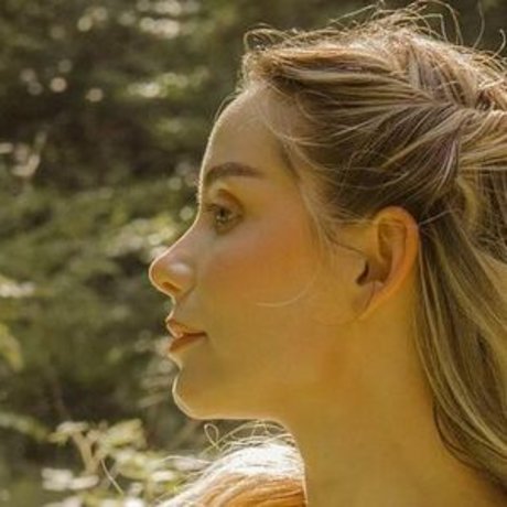 Naken lekkede OnlyFans-bilde av Queenastraea
