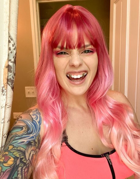 Alaston vuotanut OnlyFans-kuva Vickipsythemoore