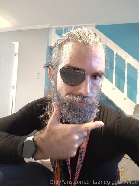 Critsandgiggles4490