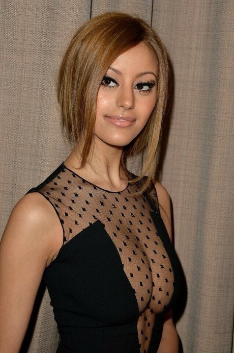 Zahia Dehar OnlyFansリークヌード写真