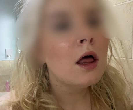 Nacktes geleaktes OnlyFans-Foto von Leas Sneezing