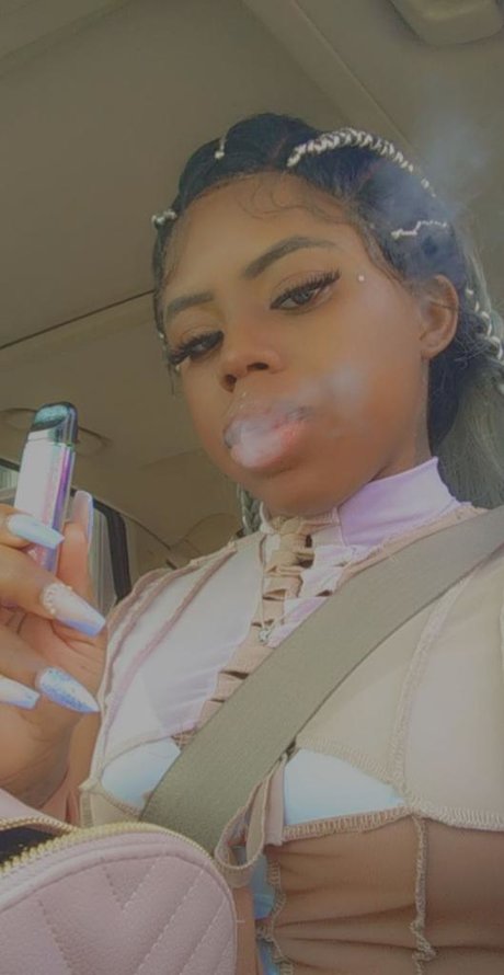 Nacktes geleaktes OnlyFans-Foto von Queen Unquie