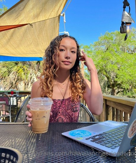 Hawaiian Cheerleader