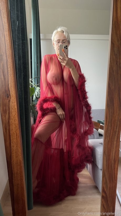 Naken lekkede OnlyFans-bilde av Angel Wicky