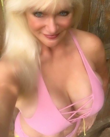 Naken lekkede OnlyFans-bilde av Sandie Lee