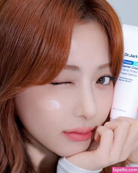 Huh Yunjin 허윤진