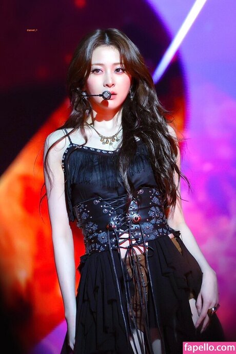 Huh Yunjin 허윤진