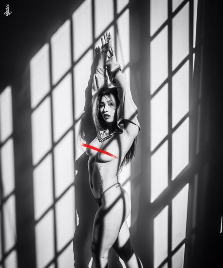 Обнаженная фотография утечки OnlyFans от Mikah Tia