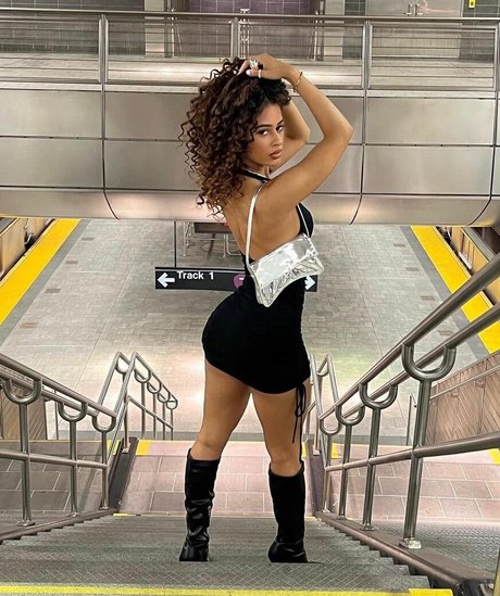 Nahá fotka uniklých OnlyFans od Flor De La Rosa