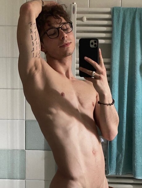 Nacktes geleaktes OnlyFans-Foto von Petit Twink