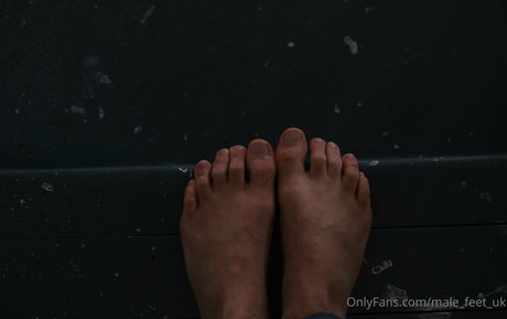 Male_feet_uk
