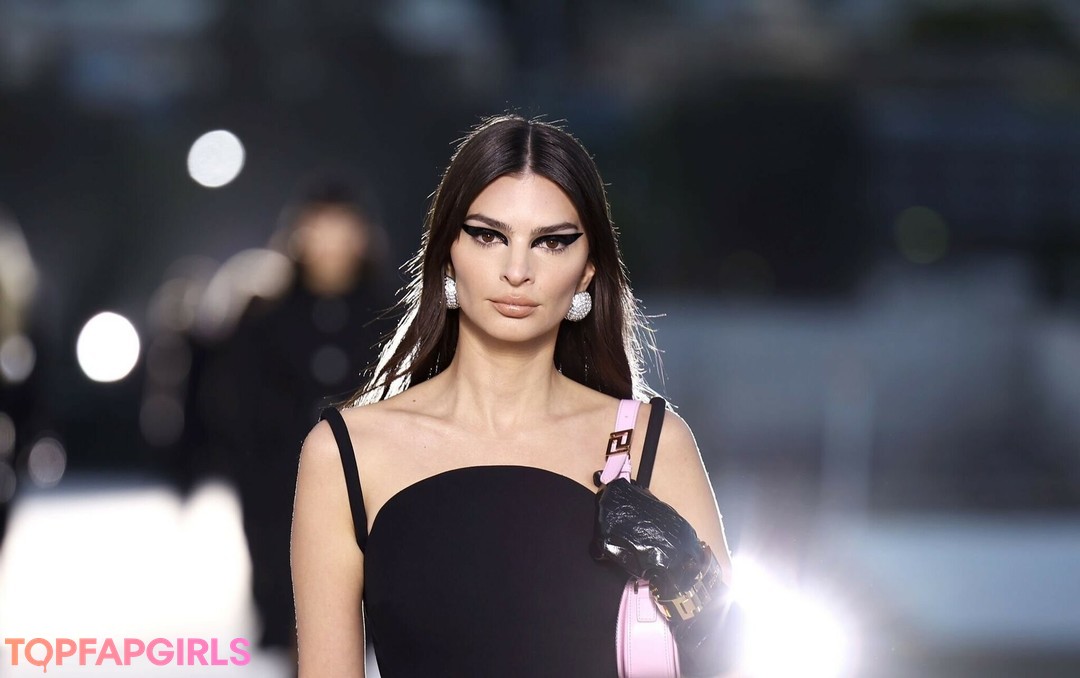 Emily Ratajkowski nude leaked OnlyFans photo #1392