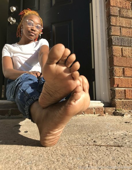 Littleebonyfeet