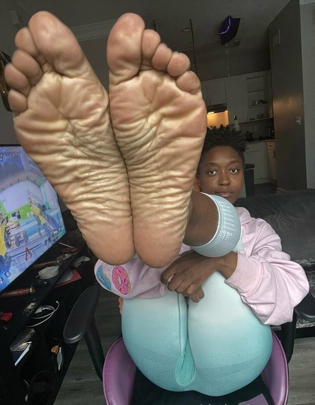 Littleebonyfeet