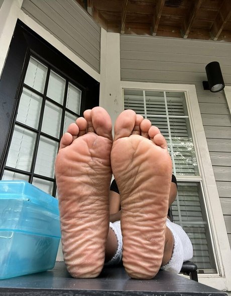 Littleebonyfeet