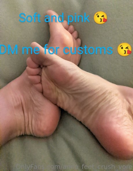 Anna_feet_crush_vore
