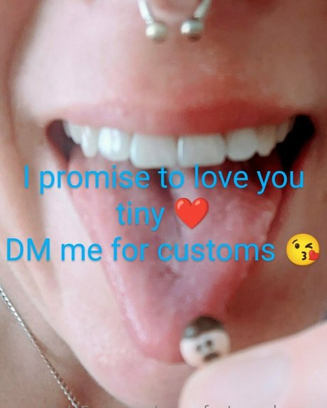 Anna_feet_crush_vore