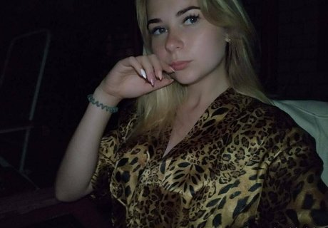 A_tendergirl_vialeti