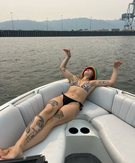 Nacktes geleaktes OnlyFans-Foto von Emily Mello