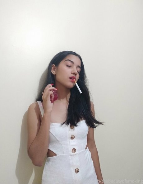 Nacktes geleaktes OnlyFans-Foto von Thebeautyofsmoking